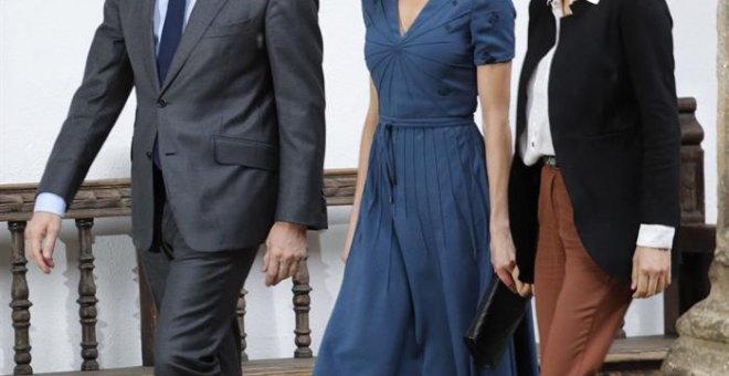 El presidente de la Xunta, Alberto Núñez Feijóo, junto a la reina Letizia y a la ministra Dolors Montserrat la semana pasada en Santiago. /EFE