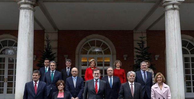 El jefe del ejecutivo, Mariano Rajoy, durante la foto oficial de su nuevo Ejecutivo tras la incorporación de Román Escolano, arriba a la izquierda. | EMILIO NARANJO (EFE)