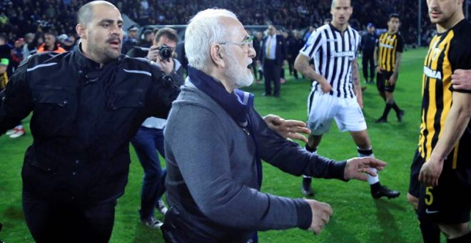 El presidente del PAOK baja al terreno de juego con un arma al cinto. | REUTERS