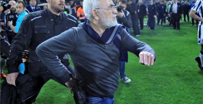 El presidente del PAOK de Salónica salta al campo armado con una pistola. | REUTERS