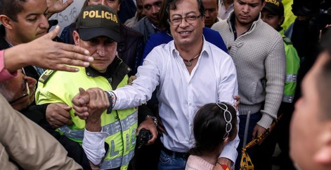 El candidato izquierdista Gustavo Petro ejerce su derecho al voto en Bogotá. / EFE