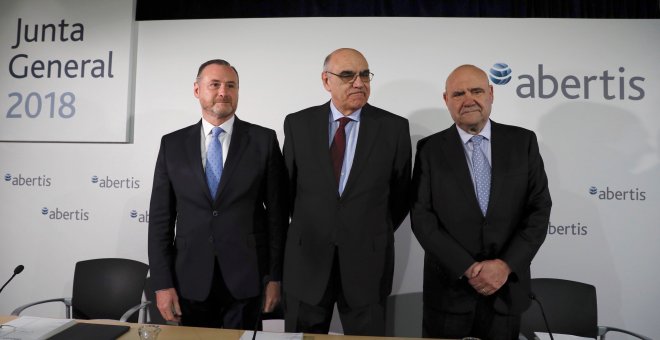 El presidente de Abertis, Salvador Alemany (c), el consejero delegado José Aljaro (i), y el director de comunicación de Abertis, Juan M. Hernández Puértolas (d), durante la rueda de prensa previa a la junta de accionistas. EFE/ Fernando Alvarado