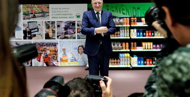 El presidente de Mercadona, Juan Roig, posa ante los periodistas en la presentación de los resultados de 2017 del grupo de distribución. EFE/Manuel Bruque.