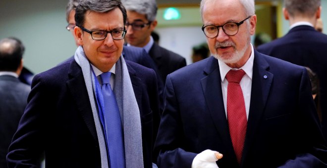 El nuevo ministro español de Economía, Román Escolano,   con el presidente del Banco Europeo de Inversiones, Werner Hoyer, antes del comienzo del Consejo de Ministros de Finanzas de la Unión Europea en Bruselas. EFE