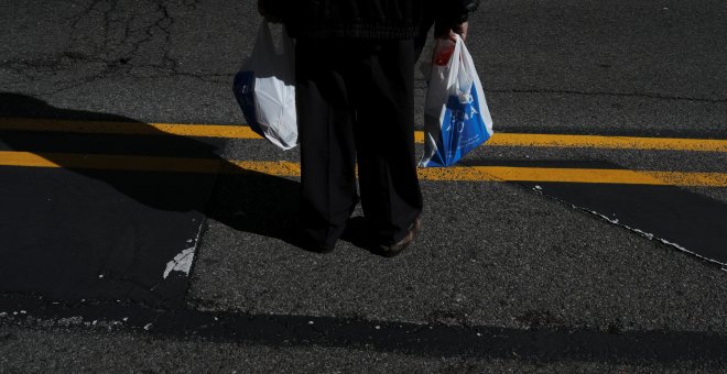 Un pensionista con dos bolsas de la compra en el centro de Madrid. REUTERS/Susana Vera