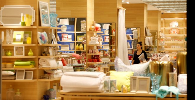 Una cliente en el interior de una tienda de Zara Home, en Milán. REUTERS/Alessandro Garofalo