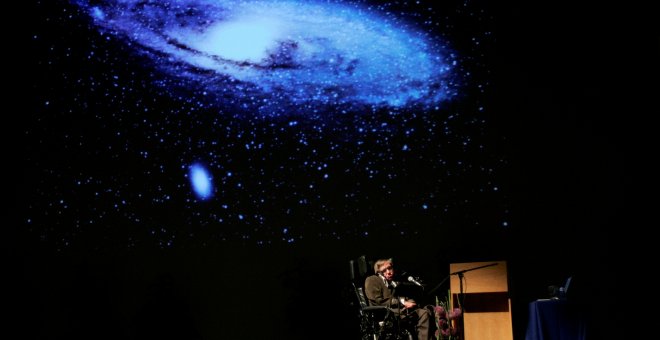 El físico británioco Stephen Hawking, en una lectura de su obra 'El origen del Universo', en Bruselas, en mayo de 2007. REUTERS/Francois Lenoir