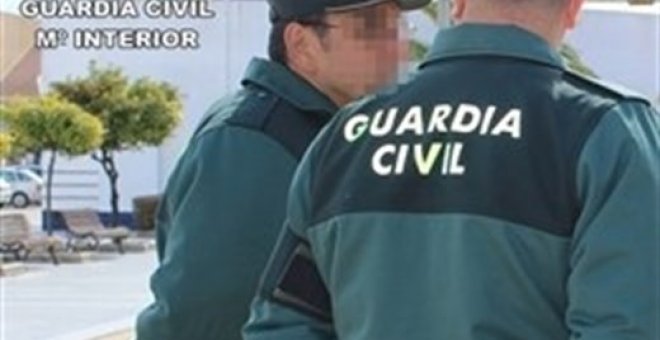 Foto de archivo de dos agentes de la Guardia Civil. / EP