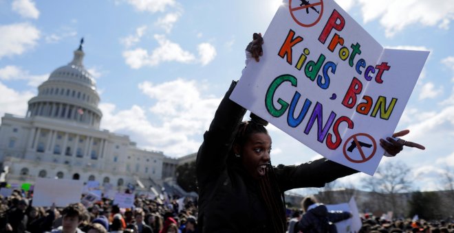 Los estudiantes se reúnen frente a la Casa Blanca en Washington durante las huelgas para apoyar leyes de armas más estrictas en EEUU. / Reuters