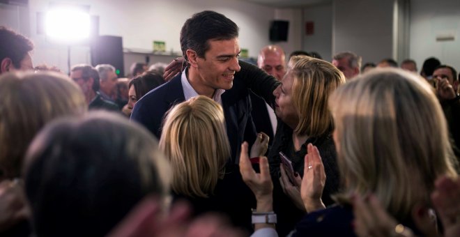 El secretario general del PSOE, Pedro Sánchez, saluda a los militantes a su llegada a una Asamblea Abierta en Córdoba. EFE/RAFA ALCAIDE