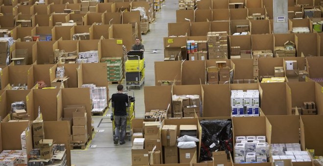 Vista de los trabajadores de Amazon en el centro logístico.- EFE