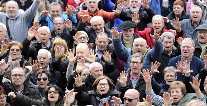 Pensionistas durante la concentración en Bilbaoel pasado lunes. EFE/ Luis Tejido