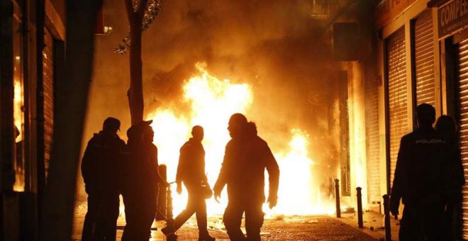 Disturbios y quema de contenedores en Lavapiés. |  JAVIER LIZÓN (EFE)