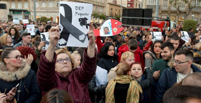 Cientos de personas durante una concentración convocada por el Ayuntamiento de Almería en duelo por la muerte de Gabriel Cruz. / EFE