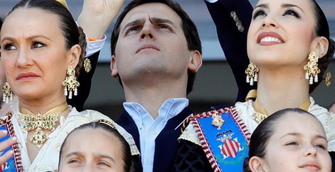 El presidente de Ciudadanos, Albert Rivera, toma una imagen en la Mascletá desde el balcón del Ayuntamiento durante el disparo de la tradicional Mascletá en su visita a las fallas. EFE/Kai Försterling