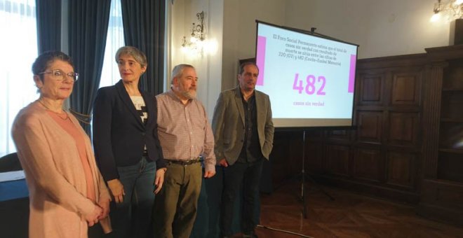Los representantes del Foro Social presentan en San Sebastián un informe comparativo sobre casos sin revolver relativos a la violencia de ETA, los GAL y otros grupos que operaron en el País Vasco.