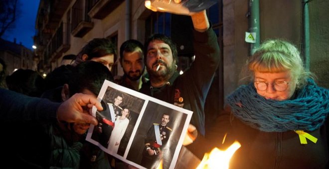 Un momento de la convocatoria de La plataforma independentista Alerta Solidaria en la que se han quemado fotos del Rey celebrando la sentencia del TEDH, esta tarde en Girona. EFE/Robin Townsend