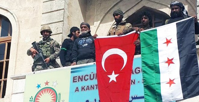 Soldados turcos y milicianos del "Ejército Libre de Siria" armado por Ankara cuelgan las banderas de Turquía y Siria en el centro de la ciudad kurda de Afrín. EFE/EPA/DOGAN NEWS AGENCY