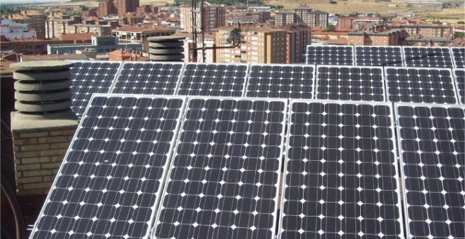 Paneles solares en una comunidad de vecinos en Palencia. / ENERDISA/ELEKTRA