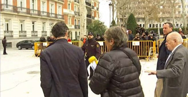 La periodista de Catalunya Ràdio, Mercè Alcocer, en el momento en que intenta obtener declaraciones de Jordi Pujol y su abogado tras salir de la Audiencia Nacional. VÍDEO TV3