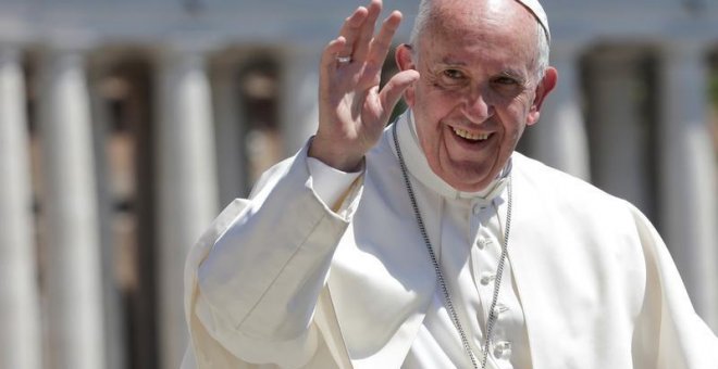 El Papa Francisco saluda en la Plaza San Pedro en el Vaticano, 2017 - REUTERS