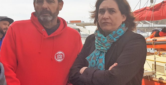 El fundador y director de la ONG Proactiva Open Arms, Oscar Camps, junto a la alcaldesa de Barcelona, Ada Colau. EUROPA PRESS