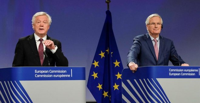 El jefe negociador de la Unión Europea (UE) para el Brexit, Michel Barnier (d), y el ministro para la salida del Reino Unido de la UE, David Davis (i), ofrecen una rueda de prensa tras su reunión en Bruselas (Bélgica). EFE/ Olivier Hoslet