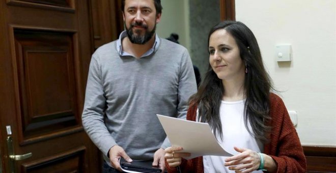 Los diputados de Podemos Antón Gómez-Reino e Ione Belarra durante el registro de una proposición de ley a la que ha bautizado con el título "sobrevivir no es delito", y que pide despenalizar la venta ambulante", esta tarde en el Congreso de los Diputados.