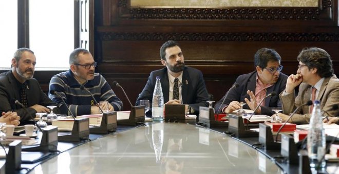 El presidente de la cámara catalana, Roger Torrent (c), acompañado del vicepresidente primero, Josep Costa (2i) (JxCat), Eusebi Campedrós (i) (JxCat), José María Espejo-Saavedra (4i) (Ciutadans) y David Pérez (PSC) (d). /EFE