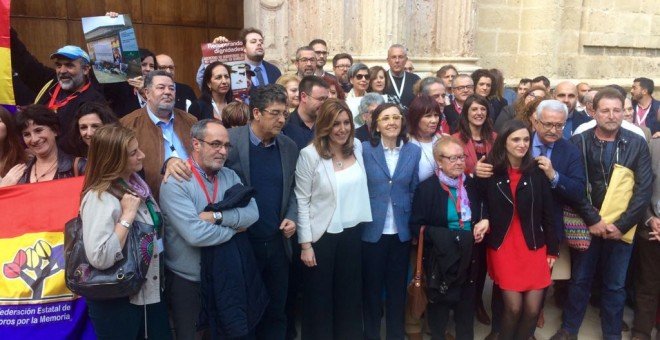 Representantes políticos y familiares posaban en el Parlamento de Andalucía cuando se aprobó la Ley de Memoria Democrática.