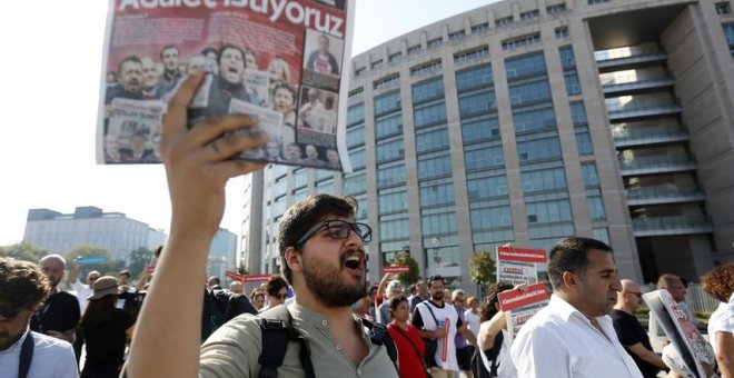 Un hombre muestra una copia del periódico 'Cumhuriyet' durante una protesta por el juicio a varios periodistas del medio opositor. EFE/Erdem Sahin