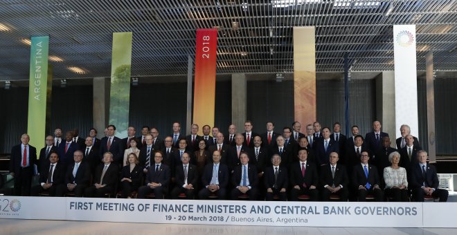 Fotografía oficial de los ministros de Economía y los presidentes de Bancos Centrales de los países que integran el G20 tras su reunión en Buenos Aires (Argentina). EFE/David Fernández