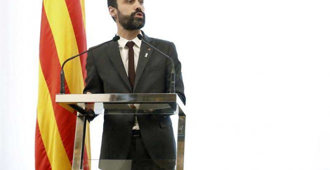 El presidente del Parlament de Catalunya, Roger Torrent, durante su comparecencia en el despacho de audiencias del Parlament donde ha confirmado la renuncia de Jordi Sànchez. | ANDREU DALMAU (EFE)