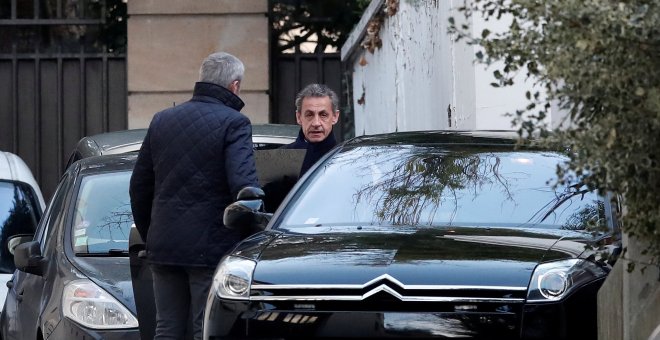 El expresidente francés, Nicolás Sarkozy, entra en su coche para acudir a declarar en la sede de la Policía Judicial de Nanterre. /REUTERS