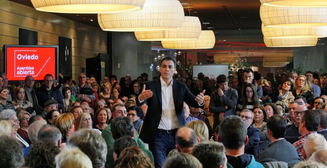 El secretario general del PSOE, Pedro Sánchez, interviene en Oviedo en un acto sobre pensiones, junto con el líder de los socialistas asturianos, Adrián Barbón. EFE/ Alberto Morante