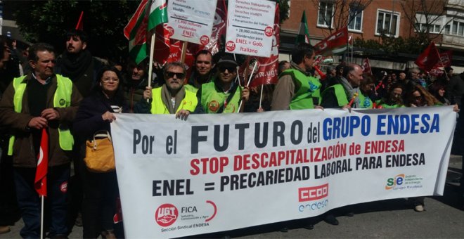 Protesta de los trabajadores de Endesa frente a la Embajada de Italia en Madrid. TWITTER UGT