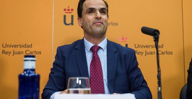 El rector del Universidad Rey Juan Carlos, Javier Ramos, durante la rueda de prensa en la universidad para explicar las informaciones sobre el expediente de Cristina Cifuentes. EFE