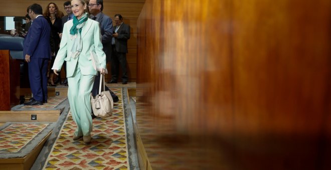 La presidenta de la Comunidad de Madrid, Cristina Cifuentes, a su llegada al pleno de la Asamblea de Madrid celebrado en medio de la polémica por las calificaciones del máster universitario de la presidenta regional. EFE/Emilio Naranjo