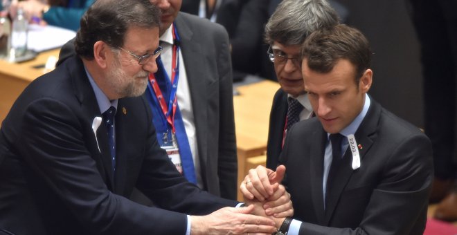El presidente del Gobierno, Mariano Rajoy, saluda al presidente francés, Emmanuel Macron, al comienzo de la cumbre de los líderes de la UER, en Bruselas. REUTERS/Eric Vidal