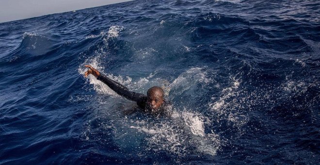 Una persona nada hacia un barco de rescate en el Mediterráneo, cerca de las costas de Libia, en noviembre de 2017.- AFP/ARCHIVO