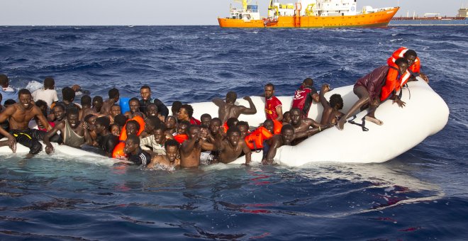 Una barcaza cargada de personas migrantes, a punto de ser rescatada por el barco Aquarius de MSF y SOS Méditerranée.- REUTERS