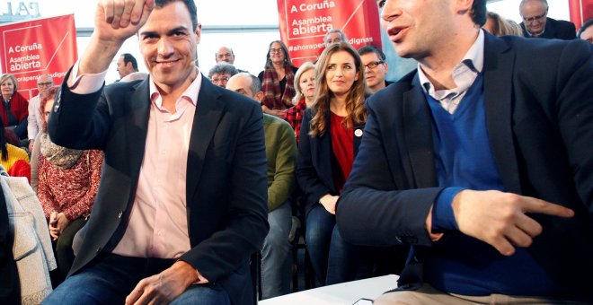 El secretario general del PSOE, Pedro Sánchez (izda), acompañado por el líder de los socialistas gallegos, Gonzalo Caballero, participa en una asamblea abierta con militantes y otros ciudadanos sobre pensiones dignas. EFE/ Cabalar