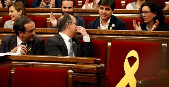 Marta Rovira, a la derecha, durante la sesión de investidura en el Parlament de Catalunya. - EFE