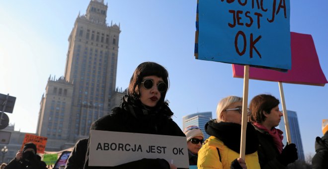Pancartas que dicen "El aborto está bien" durante la marcha anual antes del Día Internacional de la Mujer en Varsovia, Polonia. / Reuters