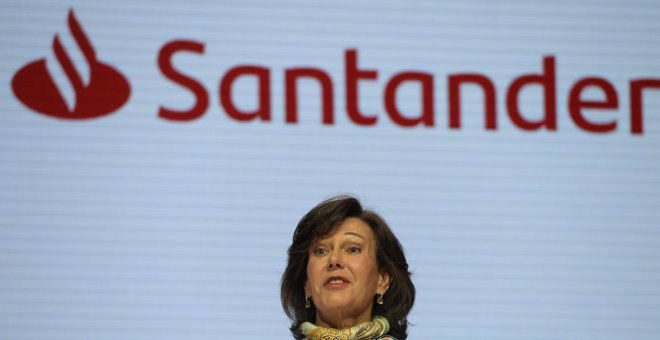 La presidenta del Banco Santander, Ana Patricia Botín, durante la junta de accionistas de la entidad, junto a su logotipo, con su nueva tipografía. REUTERS/Eloy Alonso