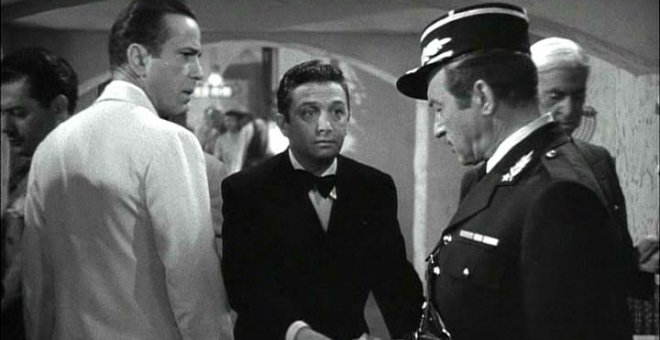 Fotograma de la película Casablanca en la que el capitán Renault se escandaliza del juego... mientras recibe su parte. (Archivo)