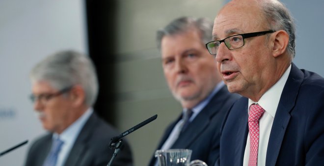 El portavoz del Gobierno y ministro de Educación, Íñigo Méndez de Vigo (c), junto al ministro de Hacienda, Cristóbal Montoro (d) y el ministro de Asuntos Exteriores, Alfonso Dastis (i), durante la rueda de prensa posterior a la reunión del Consejo de mini