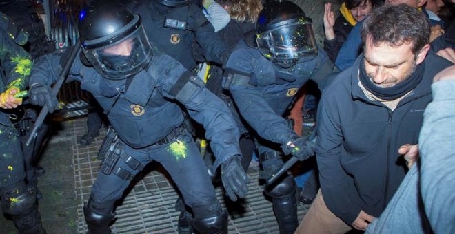 Miembros de los Mossos d´Esquadra impiden el paso de manifestantes en las inmediaciones de la Delegación del Gobierno en Barcelona. - EFE