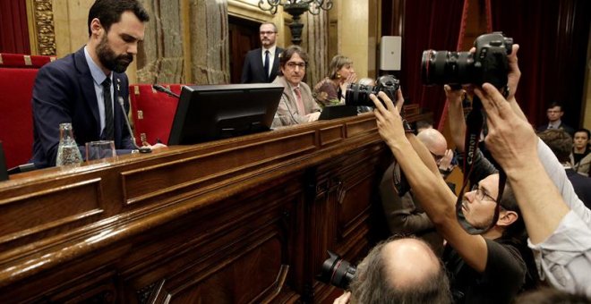 El presidente del Parlament, Roger Torrent, al inicio de la segunda jornada del pleno de investidura que se ha mantenido, pero ya no para proceder a la segunda votación para investir a Jordi Turull, que ayer volvió a ingresar en prisión, sino como un deba