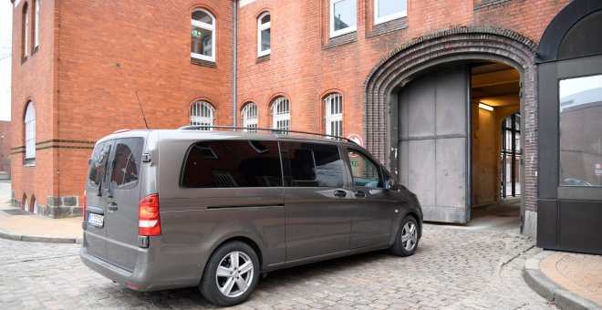 Un vehículo, que se cree que transporta al detenido líder catalán Carles Puigdemont, llega a la prisión en Neumuenster, Alemania, el 25 de marzo de 2018. REUTERS / Fabian Bimmer